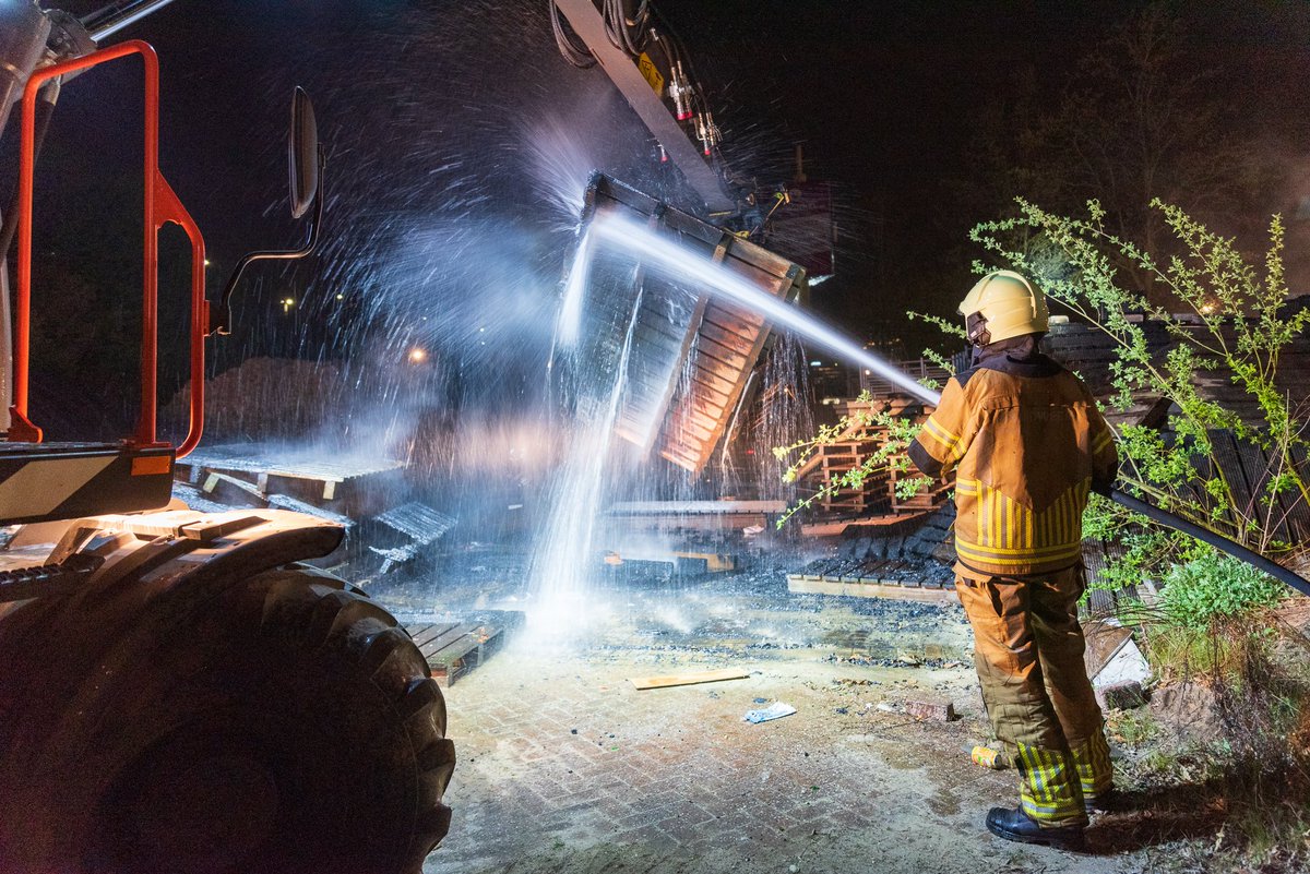 Flinke buitenbrand in Kamperpoort

Lees meer bij <a href="/WeblogZwolle/">Weblog Zwolle</a> : weblogzwolle.nl/nieuws/104600/… #zwolle #kamperpoort <a href="/VRIJsselland/">VR IJsselland</a> <a href="/BrandweerHattem/">Brandweer Hattem</a> <a href="/vanderKOLK_z/">vanderKOLK-Zwolle</a>