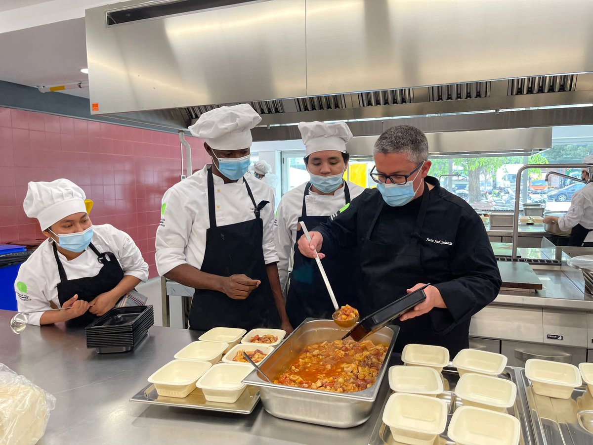 InsAlimentsBCN's tweet photo. 👩🏻‍🍳 #SabiesQue l'alumnat dels nostres cursos prepara cada dia plats per emportar?

🍲 Aquests són de 1r d'EPA (Elaboració de Productes Alimentaris) i els trobareu a la nostra Botiga Pedagògica, al c. Longitudinal, núm.4, del recinte de #Mercabarna, entre les 13.30 h i les 16 h. https://t.co/gz8LPg3edp