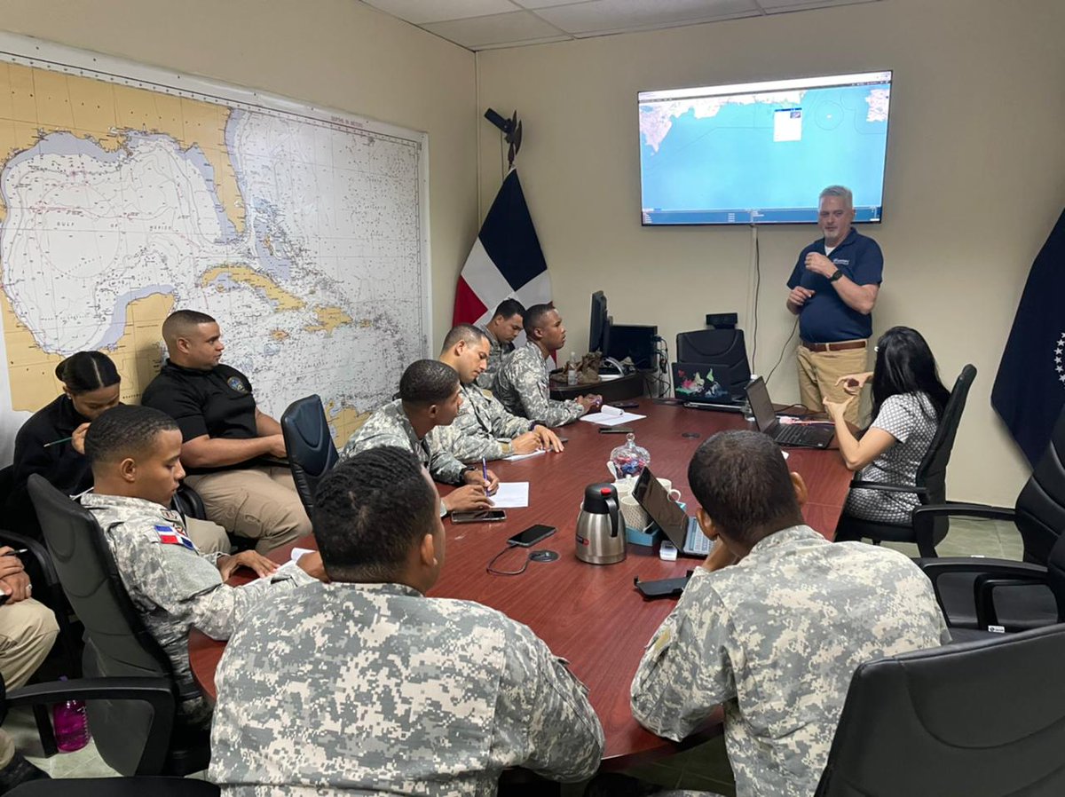 UNODC_MCP's tweet image. @UNODC_MCP fortaleciendo el acceso a los mecanismos de detección y rastreo de embarcaciones a través de las plataformas digitales, a los agentes del Centro de Operaciones marítimas de República Dominicana y el C5i del Ministerio de Defensa.@UNODC_ROPAN #SeaVision @MiwaKatoEmpower