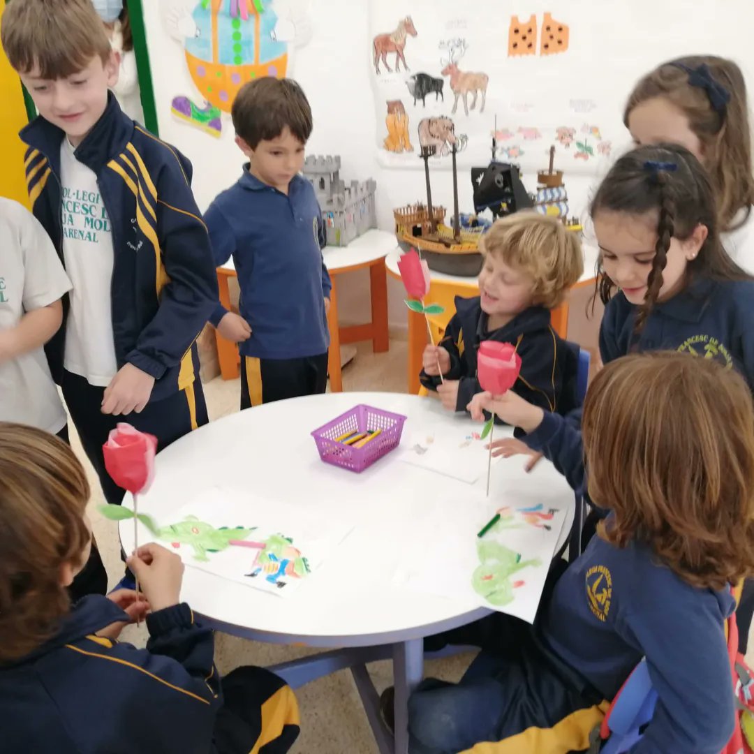 ColegioFBM's tweet photo. Per celebrar "Sant Jordi" Els nins de 6è d'infantil vàrem sorprendre als nostres companys de 5è d'infantil amb una rosa  de paper que hem fet a classe.🌹🌹🌹🌹 https://t.co/E06OekBh1l