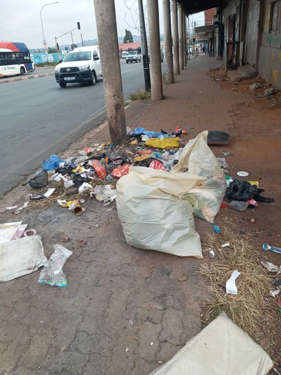 WCCA8's tweet photo. #HappyFriday @WCCA8 our volunteers are at it. #kleenaJozi at Westdene @CleanerJoburg @MATSABOLA_ @LaundryMokgotsi @MarupingKoikoi1 @b6f321f9b0bb47b cleaning is what we do. https://t.co/U8k7QLysth