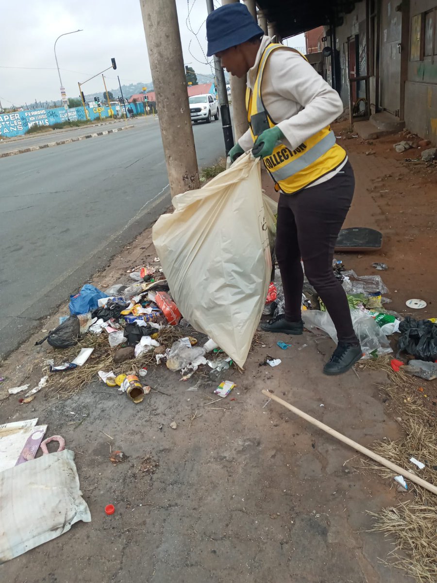 WCCA8's tweet photo. #HappyFriday @WCCA8 our volunteers are at it. #kleenaJozi at Westdene @CleanerJoburg @MATSABOLA_ @LaundryMokgotsi @MarupingKoikoi1 @b6f321f9b0bb47b cleaning is what we do. https://t.co/U8k7QLysth
