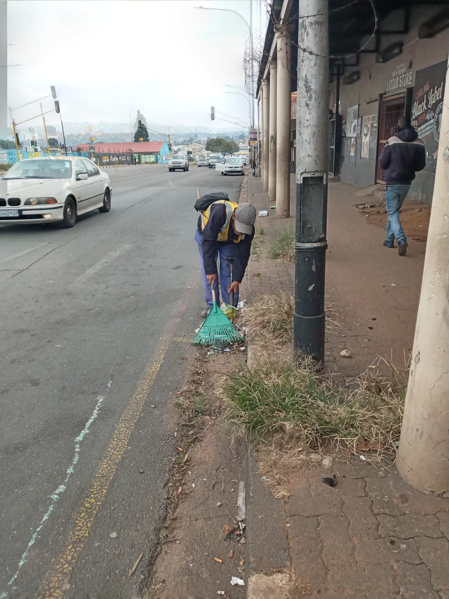 WCCA8's tweet photo. #HappyFriday @WCCA8 our volunteers are at it. #kleenaJozi at Westdene @CleanerJoburg @MATSABOLA_ @LaundryMokgotsi @MarupingKoikoi1 @b6f321f9b0bb47b cleaning is what we do. https://t.co/U8k7QLysth