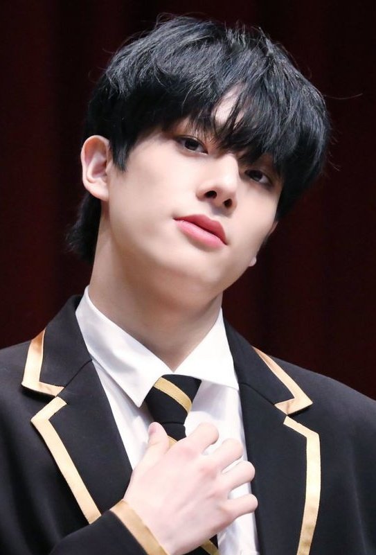 hccjckz's tweet photo. si sungit at kulit.

"bakit sinusundan mo nanaman ako, lee? i told you i dont need your help! kulit mo talaga, annoying."

"sungit naman. eh ihahatid lang naman kita pauwi."

"i said i dont need it."

"keu, gusto ko lang safe ka. gabi na kaya." https://t.co/NlUktkTAnU
