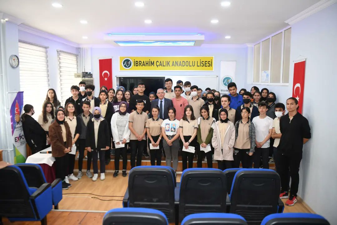 ibrahimcalik46's tweet photo. Onikişubat Belediye Başkanı Hanefi MAHÇİÇEK Öğrencilerimizle Okulumuzun Toplantı/Konferans Salonunda Buluştu. Sayın Başkan, EXPO 2023'ü Anlattı. Kendisine Teşekkür Ederiz. 
#expo2023 
#expo2023kahramanmaraş https://t.co/i0tCQfsNIx