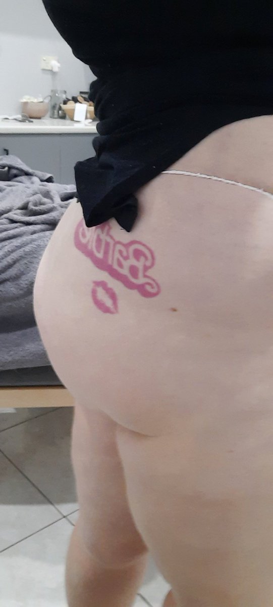 X_Fi_x07's tweet photo. These disposable G-strings are just so bloody hot!.. π€£π€£ so glad to be all defluffed! ππ #waxing #defluffed #Aussie #bbw #barbie https://t.co/3bEBAp4lFt