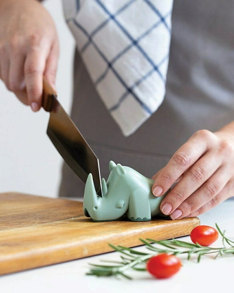 popixdesign's tweet photo. Carico e pronto per affilare, Blade è un rinoceronte affilacoltelli sempre pronto all’azione, senza distrazione.

Tra il corno e la testa si nascondono due piccole lame in cui inserire la lama del coltello, pronta per essere affilata e mantenere così i t… https://t.co/LrrlRyEEae https://t.co/i1jUicb4FR