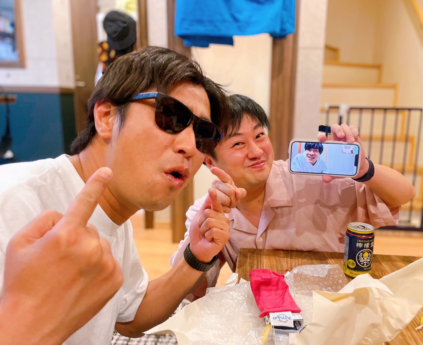 パンサー尾形 2日遅れで家族に誕生日を祝ってもらいました 有吉の壁でいただいた あと軍団にサングラスもらった 嬉しい まだまだ若手ぇーーー 頑張ります 歳はいいません T Co Zzvql3ohsa Twitter
