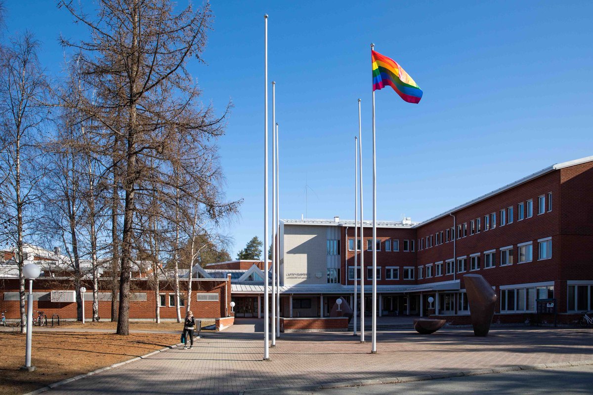 Tänään liputamme korkeakouluyhteisömme monimuotoisuuden ja yhdenvertaisuuden kunniaksi osana Arctic Pridea. Meille jokainen yhteisömme jäsen on tervetullut ja arvokas sellaisena kuin on. <a href="/LYYtweet/">LYY</a> <a href="/LapinAMK/">Lapin AMK - Lapland UAS</a> <a href="/LapinROTKO/">ROTKO</a> #arcticpride