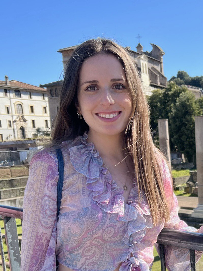 🙋🏻‍♀️Soy Flor, investigadora predoctoral en Procesamiento del Lenguaje Natural #PLN #TLH👩🏻‍💻 en <a href="/NLP_SINAI/">NLP_SINAI</a> y acepto el interesante reto propuesto por  <a href="/RedDivulga/">Red Divulga</a>, <a href="/CrueUniversidad/">Crue Universidades</a>  y <a href="/ujaen/">Universidad de Jaén</a> para divulgar mi tesis doctoral en menos de 20 tweets. ¡Vamos a ello! Abro #HiloTesis 👇 🧵