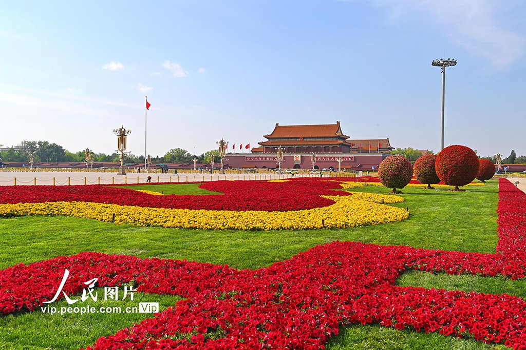lf226855's tweet photo. 【北京天安門廣場花團錦簇迎“五一”】近日，北京天安門廣場的花卉布置一新，花團錦簇迎接“五一”國際勞動節的到來。 https://t.co/LWlkp4nPWq