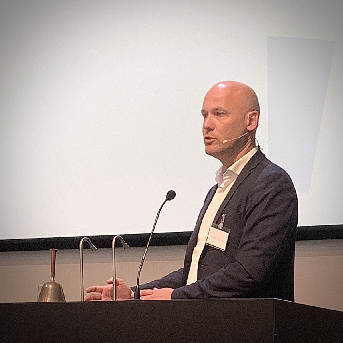 Danske Regioner (@regionerne) on Twitter photo "I min optik er forskerne nogle af samfundets helte," siger <a href="/AndersKuhnau/">Anders Kühnau</a> i sin tale til @LVS_Videnskab årsmøde.
Danske Regioners formand opfordrer til forskning, som skaber et sundere samfund og bekæmper ulighed i sundhed. #sundpol #forskning #fyrtaarn "I min optik er forskerne nogle af samfundets helte," siger <a href="/AndersKuhnau/">Anders Kühnau</a> i sin tale til @LVS_Videnskab årsmøde.
Danske Regioners formand opfordrer til forskning, som skaber et sundere samfund og bekæmper ulighed i sundhed. #sundpol #forskning #fyrtaarn