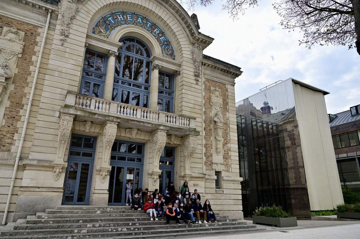 EureenNormandie's tweet photo. Dans le cadre du #festival "Les AntropoScènes" qui débute aujourd'hui, 44 élèves du collège de Navarre et du @college_jaures sont au Théâtre Legendre à Évreux. Ils vont assister à la projection du #documentaire "Frères des arbres" en présence du chef Papou, Mundiya Kepanga 🌳🎥 https://t.co/8EHA5awDuu