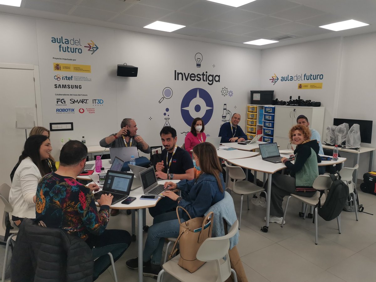 VeronicaEngT's tweet photo. Diseñando actividades de aprendizaje para implementar en nuestras #Auladelfuturo #EDUCAINTEF #STEM https://t.co/TgkfhbudaZ