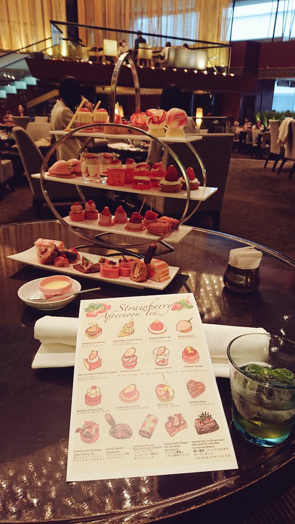 Shllll4U's tweet photo. アフタヌーンティー食べてお腹いっぱい。思ったより量多い+甘過ぎて吐きそう笑 https://t.co/znuJIMVAxX