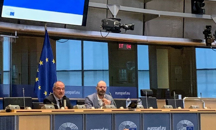 Caropolip's tweet photo. Democracy&amp;Europe with @jduch Ready, steady, go! ✨ https://t.co/kBpZIrmaAn