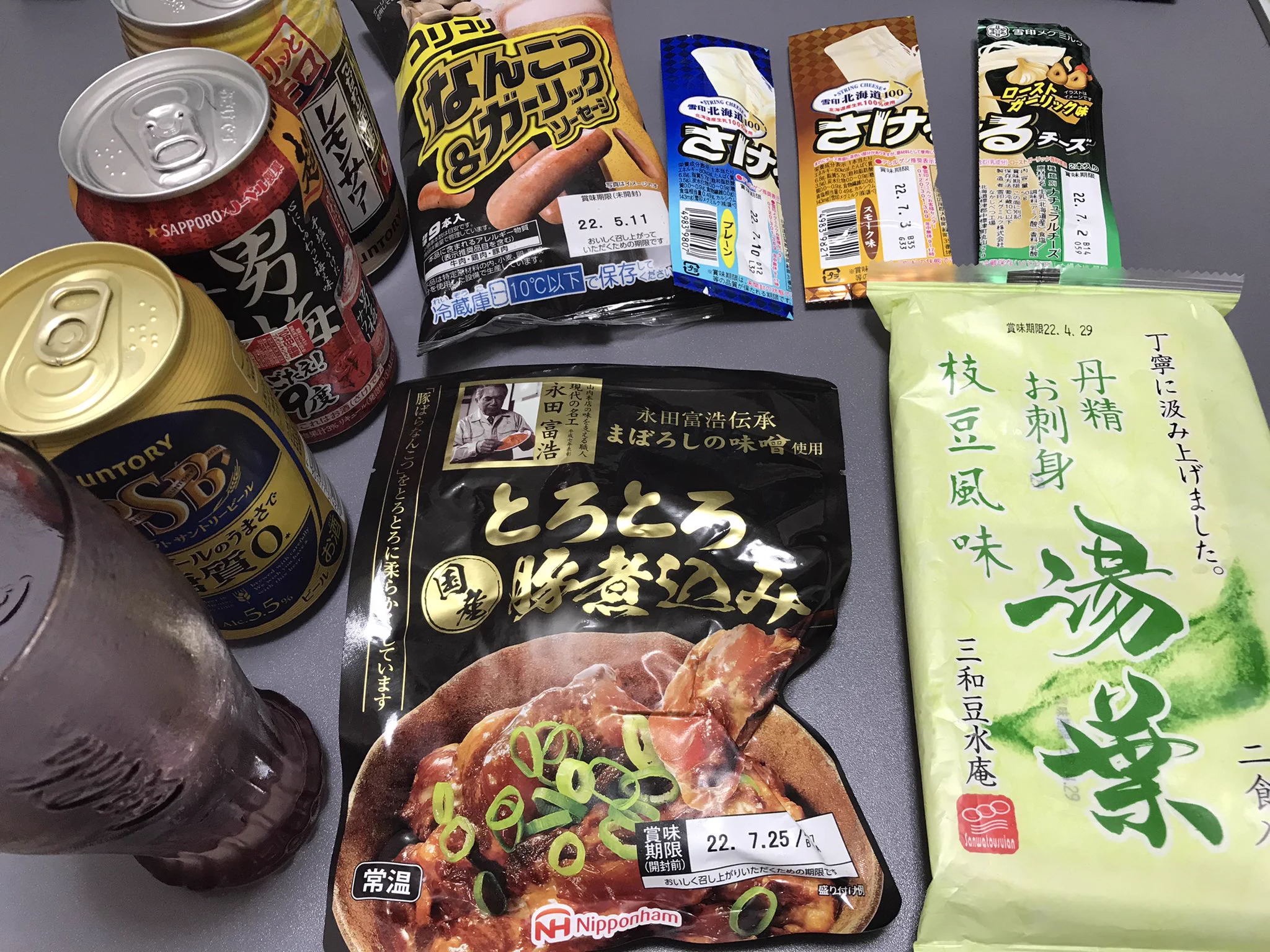 今日の晩酌飯。
りょうくんグルメの、さけちー焼きツイート観て速攻さけるチーズ購入。
焦げ目が茶色くなるまで焼くと美味。本来のさけるチーズの食感も残りつつ香ばしくなり不思議な美味さ。
油は入れない方がいいです。
ただ、なんこつ&ガーリックソーセージに和からしがド直球に超美味。
#飯テロ  