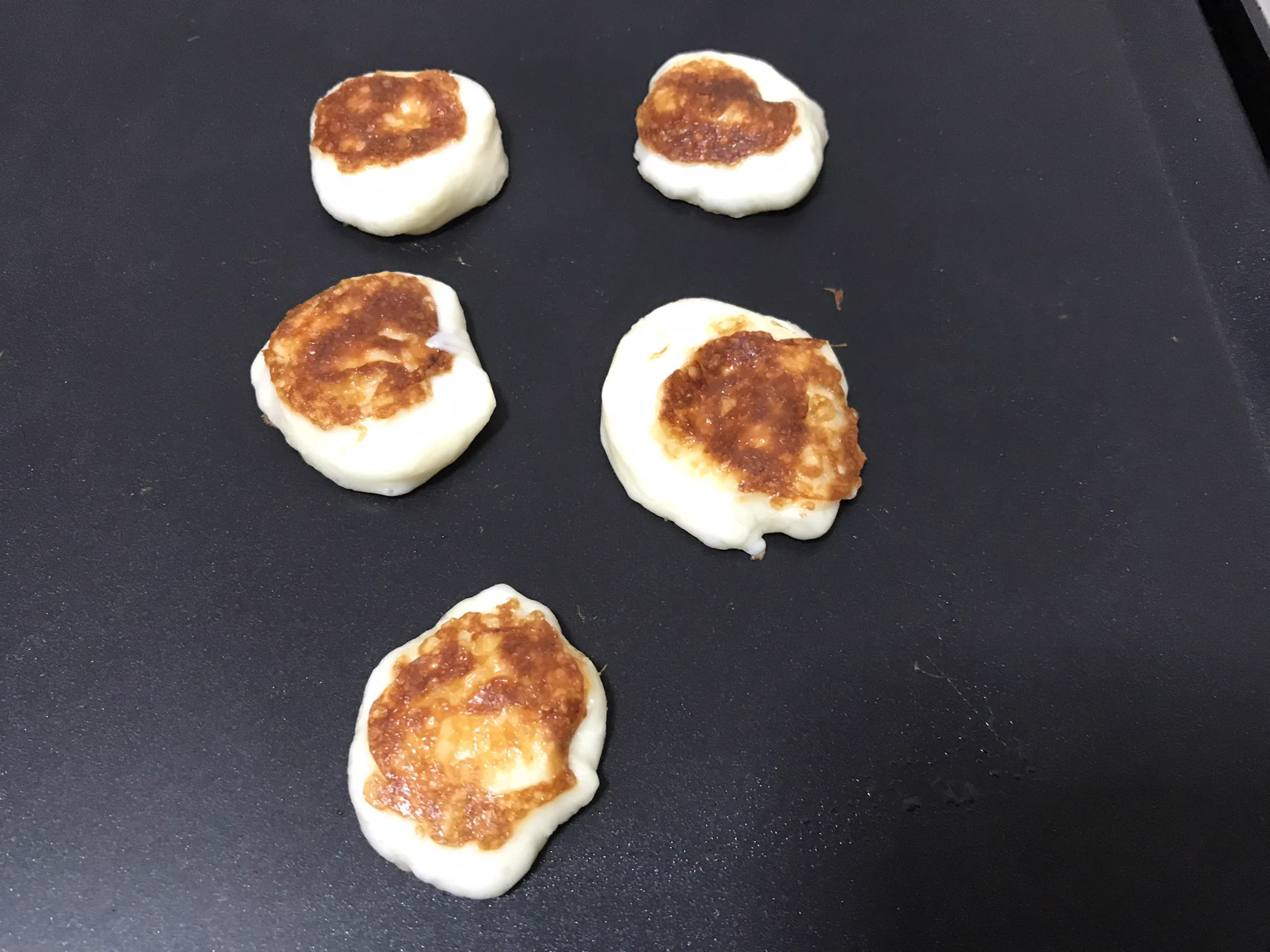 今日の晩酌飯。
りょうくんグルメの、さけちー焼きツイート観て速攻さけるチーズ購入。
焦げ目が茶色くなるまで焼くと美味。本来のさけるチーズの食感も残りつつ香ばしくなり不思議な美味さ。
油は入れない方がいいです。
ただ、なんこつ&ガーリックソーセージに和からしがド直球に超美味。
#飯テロ  