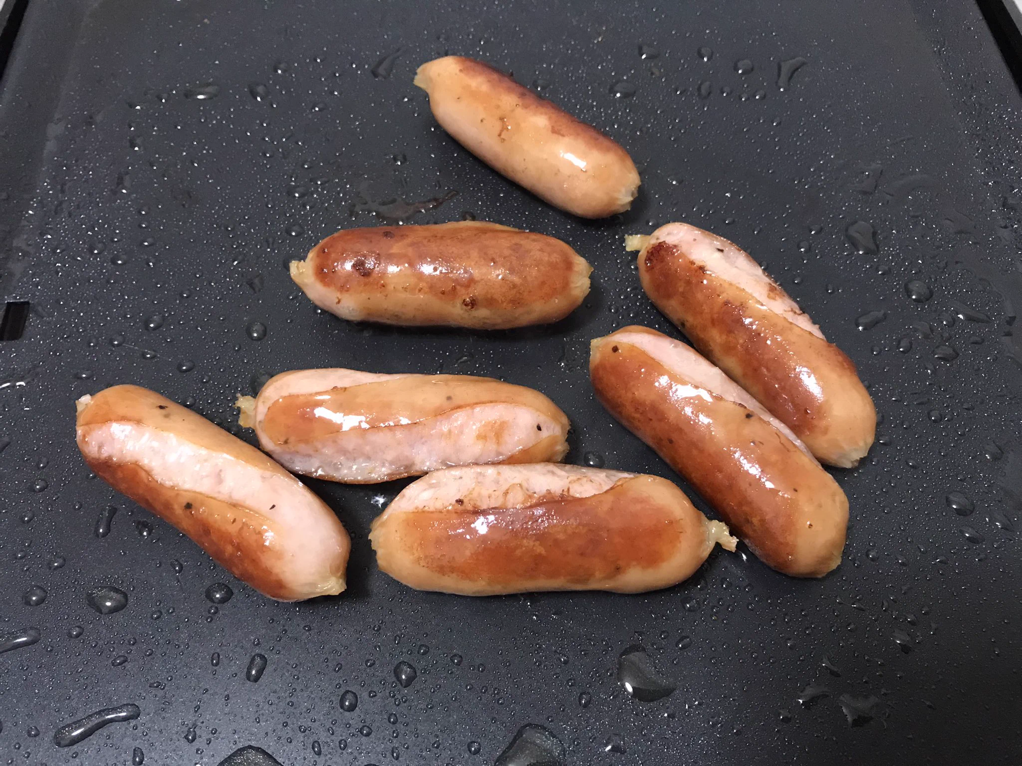 今日の晩酌飯。
りょうくんグルメの、さけちー焼きツイート観て速攻さけるチーズ購入。
焦げ目が茶色くなるまで焼くと美味。本来のさけるチーズの食感も残りつつ香ばしくなり不思議な美味さ。
油は入れない方がいいです。
ただ、なんこつ&ガーリックソーセージに和からしがド直球に超美味。
#飯テロ  