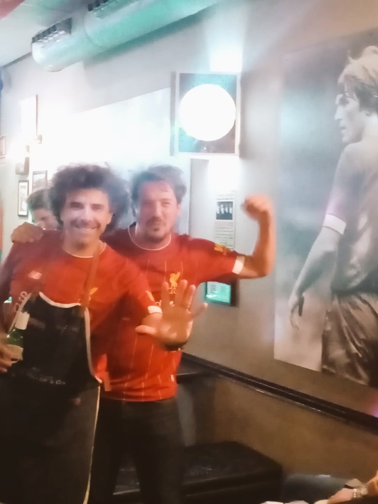 LiverpoolVlc's tweet photo. @LFC Welcome to Valencia. Did you know there's a pub called Liverpool ? We're so pleased to host you during you stage at the place in the sun!!! Come on reds !!!! https://t.co/hTifMQA3DQ