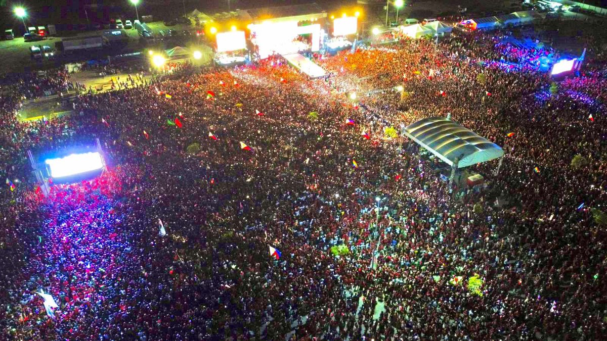 MJ__Mondejar's tweet photo. LOOK: Crowd shots at the UniTeam grand rally of @bongbongmarcos and @indaysara at Robinsons Grounds in San Fernando City, Pampanga. | @smninews @DZAR1026 

📸: UniTeam https://t.co/iSGGl4nMQf