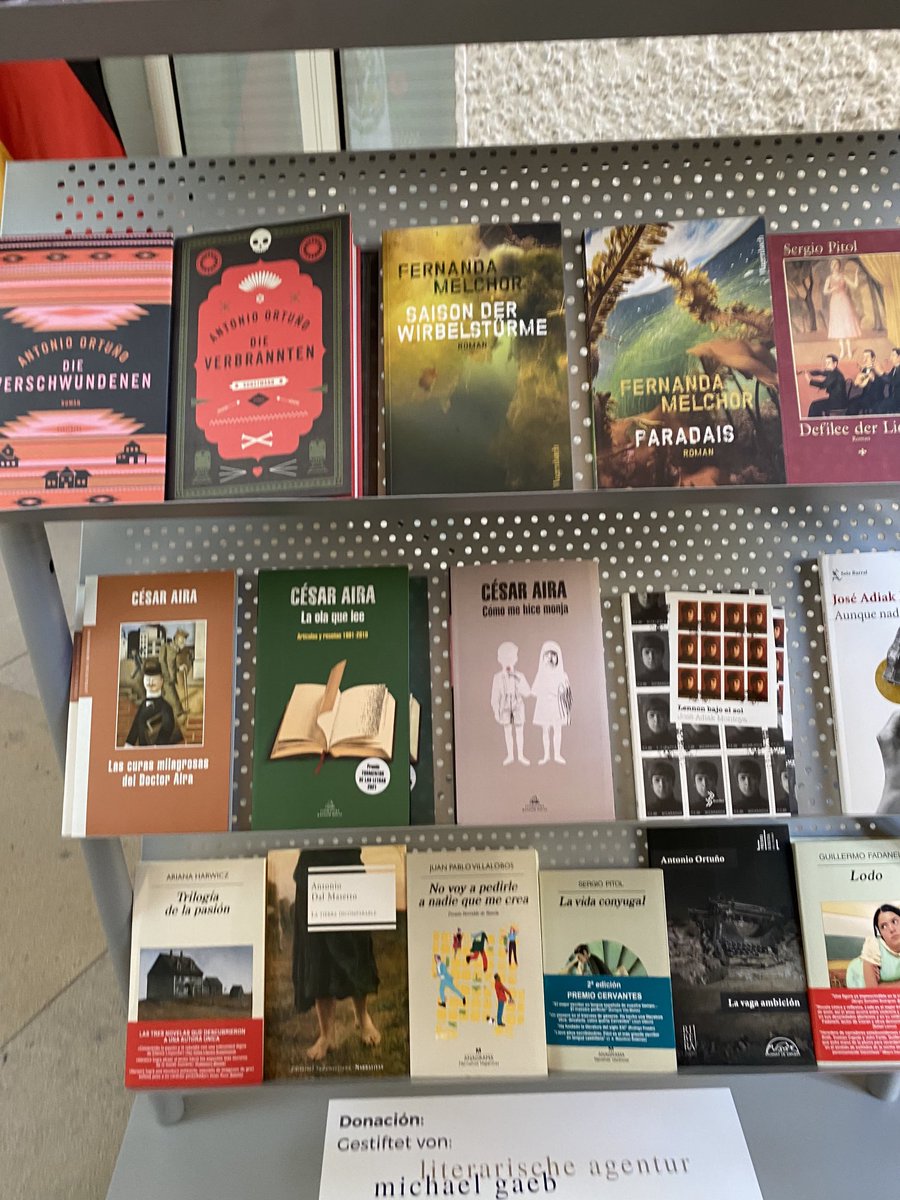 AleBa_Sa's tweet photo. Michael #Gaeb agente literario de origen mexicano contribuye al #oasis para buena lectura 📖📚📘📒 con obras de grandes plumas. Fomenta buen hábito y leamos. Disponibles préstamos en @EmbaMexAle https://t.co/U3ga2jtT1K