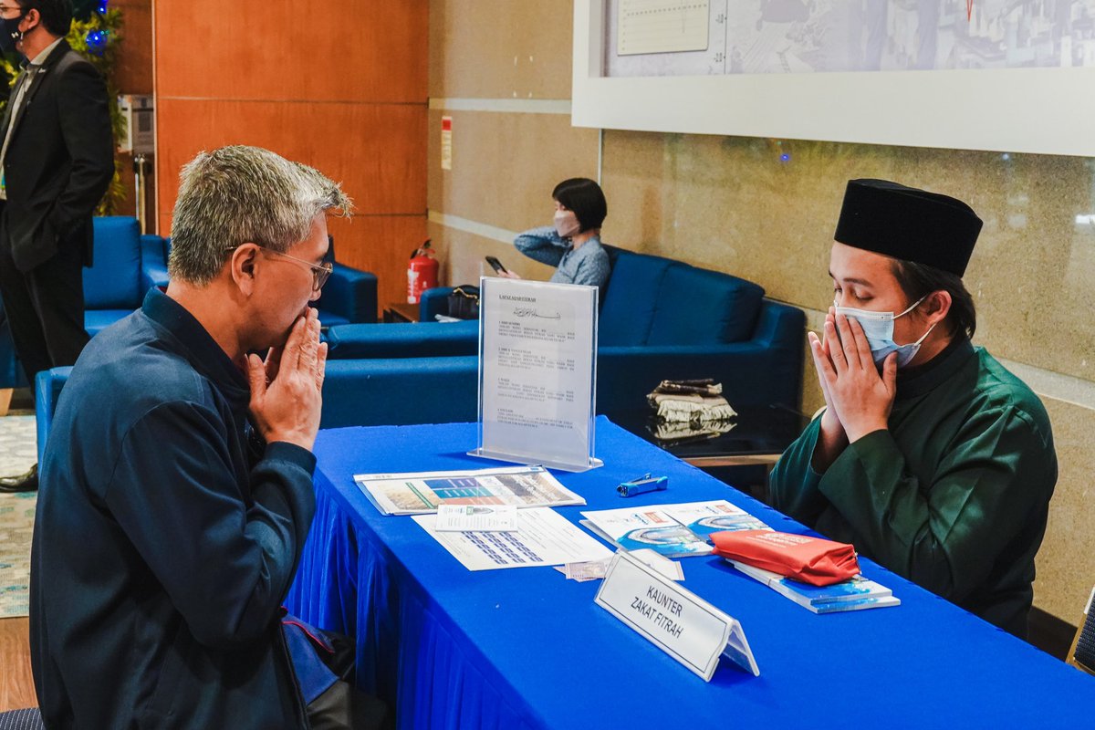 Tengku Zafrul 🇲🇾 (@tzafrul_aziz) on Twitter photo Settled zakat fitrah for this year, Alhamdulillah. Terima kasih <a href="/ppzwp/">Pusat Pungutan Zakat</a> kerana membuka kaunter di MOF.
For those yang belum sempat bayar, boleh ke kaunter berdekatan atau bayar secara online je di fitrah.zakat.com.my Settled zakat fitrah for this year, Alhamdulillah. Terima kasih <a href="/ppzwp/">Pusat Pungutan Zakat</a> kerana membuka kaunter di MOF.
For those yang belum sempat bayar, boleh ke kaunter berdekatan atau bayar secara online je di fitrah.zakat.com.my