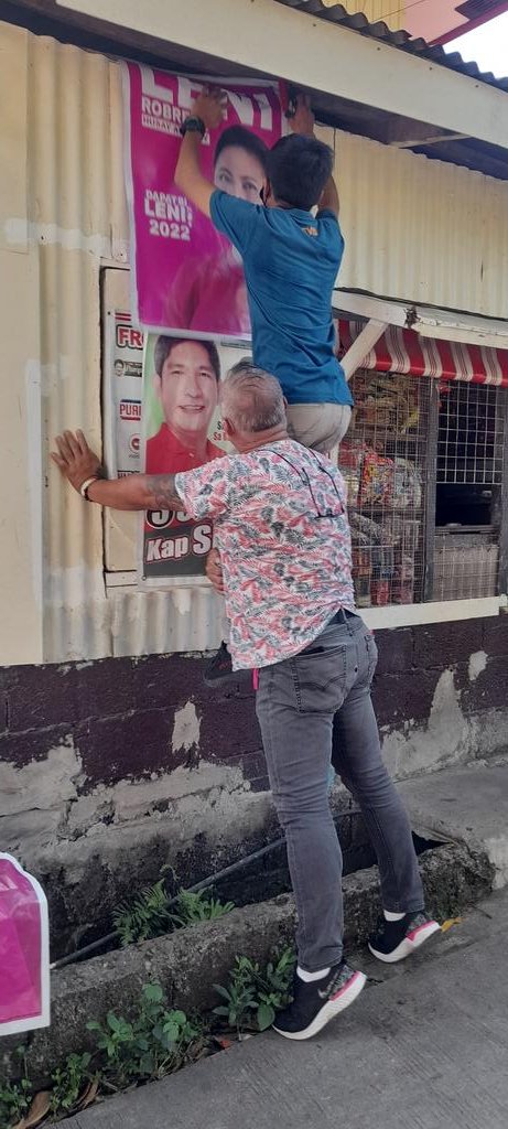 CathyDjRamos's tweet photo. H2H namin kaninang hapon
Walang hagdan?!. No problem!, Xavier Ville pa ba?. Opo, Boss ko po yang nagbuhat sa kapwa ko empleyado para lang maikabit ang tarpaulin. Ginagawa namin ito ng libre, kusang loob, para sa ating lahat at para sa bayan!
#Ipanalona10parasalahat https://t.co/Z2iquH73LA