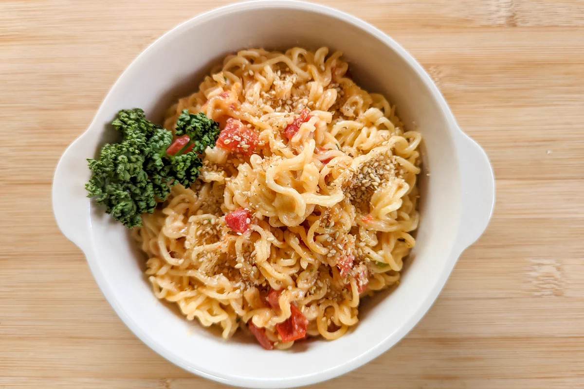 サッポロ一番を使って作る！濃厚チーズのトマト麺。