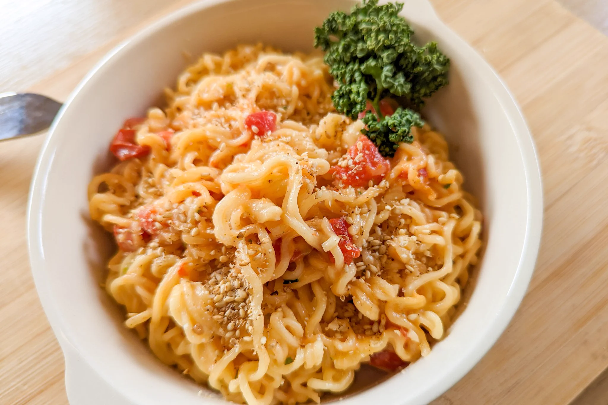 サッポロ一番を使って作る！濃厚チーズのトマト麺。