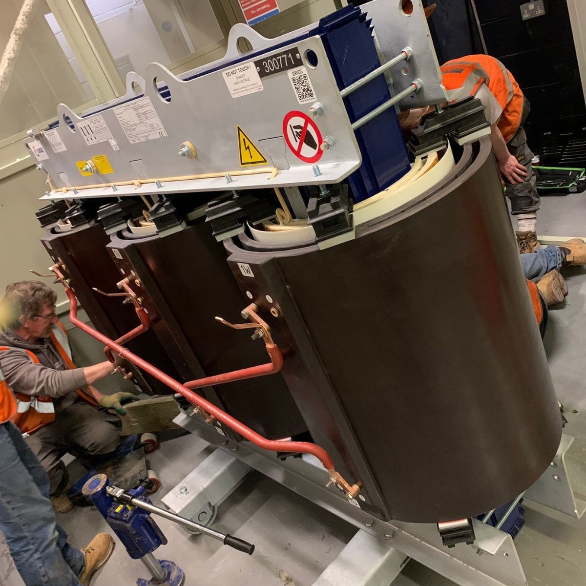 CombinedTechni2's tweet photo. As part of a lifecycle replacement plan, #CTS was asked to price a complete turnkey solution for a replacement #LVtransformer in Liverpool Street. Working with our partners, we were able to procure &amp; deliver this on time &amp; budget, with minimal impact on the building occupiers. https://t.co/Llh1F9l4OD