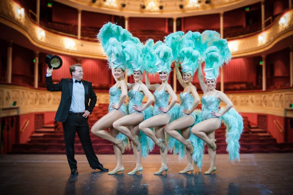 TheatreRBath's tweet image. 📻 Turn up the radio as #CrazyForYou Director, Steve Blackmore, chats to the hilarious @SteveYabsley on @bbcrb this afternoon at 2.20pm. 

🎭 Crazy For You from @bathoperatic is showing at @TheatreRBath from 3 — 7 May. 

🎟️ theatreroyal.org.uk/event/crazy-fo…