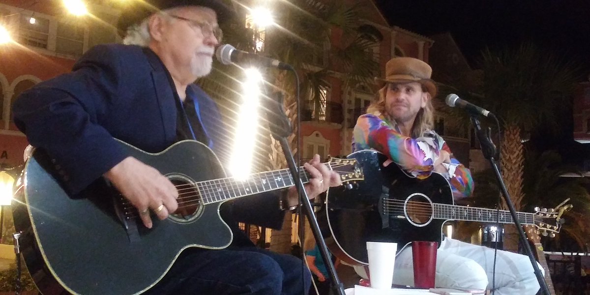 Find yourself someone who looks at you like <a href="/IraDeanMusic/">Ira Dean</a> looks at #garynicholson.