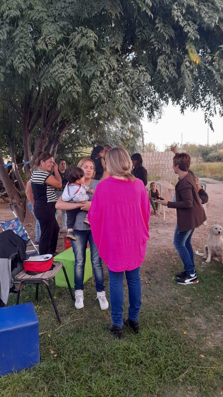 SecretariaGobLR's tweet photo. La Dir Gral de Políticas de Género a cargo de @rippapatriciaa través de la Dir de Abordaje a cargo de Evelin Vallejos, realizaron en Zona Este de la capital, el 2do taller de capacit con el objetivo de promover la indep económica de mujeres beneficiarias del Programa Acompañar. https://t.co/9PZQjLhOCn