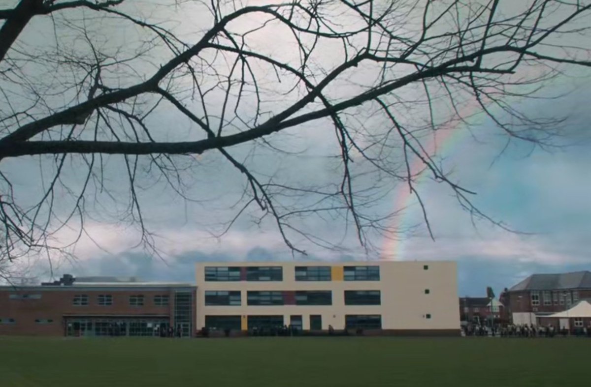 the little rainbow flares in heartstopper - a thread 🌈