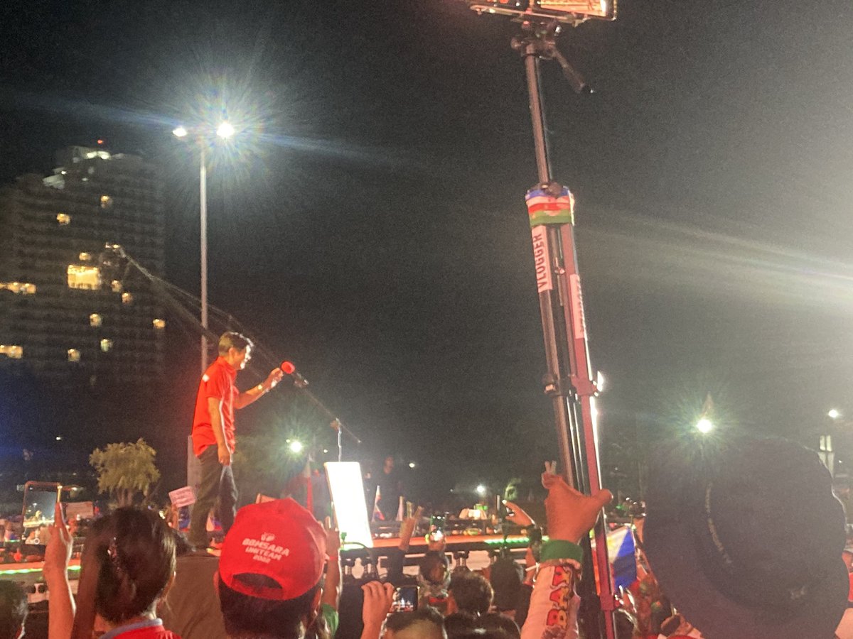 inquirerdotnet's tweet photo. @NCorralesINQ LOOK: Presidential candidate Bongbong Marcos earlier said: "I don’t know kung bakit sinasabing that mahirap ako i-ambush interview. I’m always out in public." Tonight, he again did not grant interview to reporters covering him here in San Fernando City, Pampanga. | @NCorralesINQ https://t.co/YghkM2ixZO
