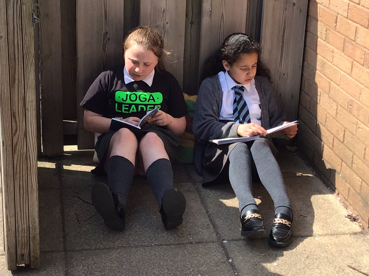 KensingPrimary's tweet photo. Year 6 are enjoying the sunshine with some #stopdropandread https://t.co/DwubDt8eNl
