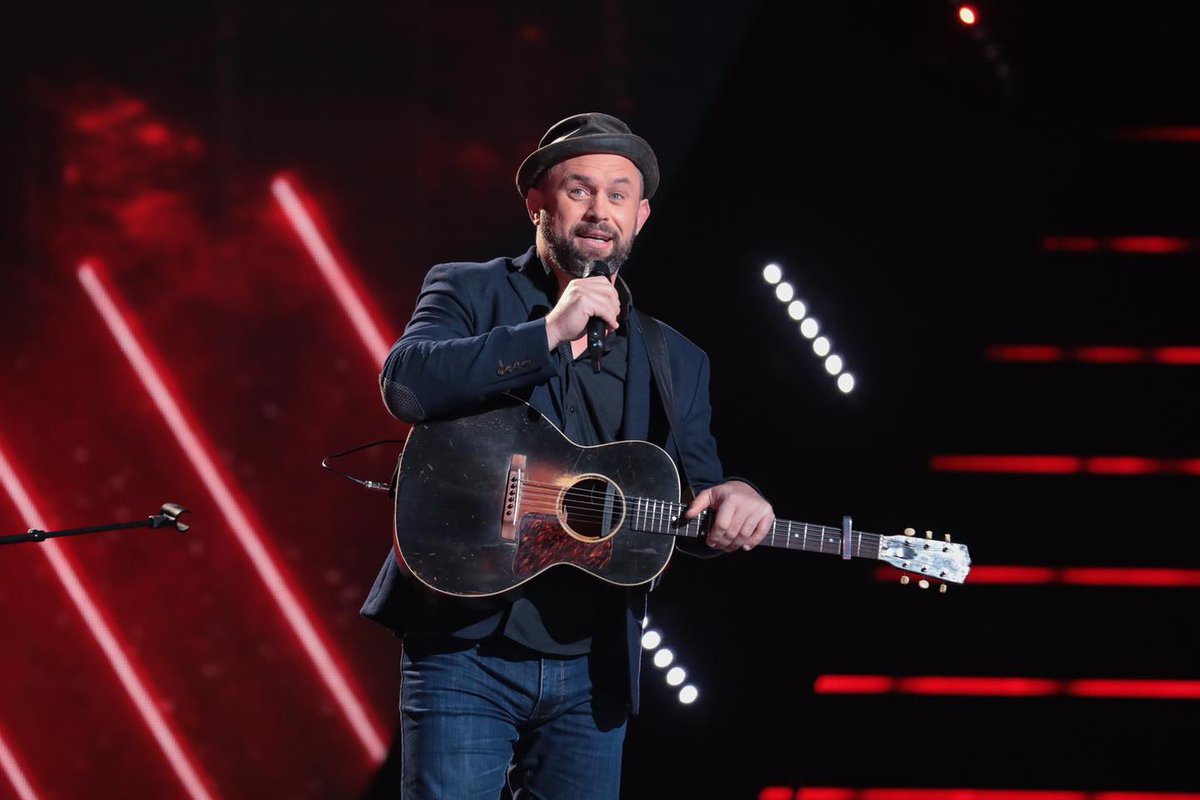 Rendez-vous demain soir (samedi) à 21h10 sur <a href="/TF1/">TF1</a>  avec Mister Mat dans l'émission <a href="/TheVoice_TF1/">The Voice ✌️</a> 👀 Donnez de la force au chanteur guitariste pour ces cross-battle !🤞

📷 : Bureau 233, Lou Breton
#thevoice #mistermat #production #concert