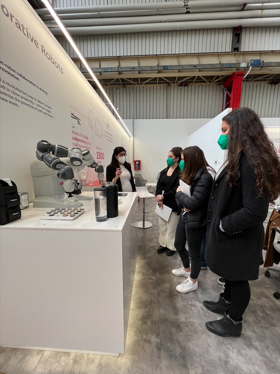 ABBItalia's tweet photo. Giornata di #robotica al femminile nel nostro #RoboticsTechnologyCenter!
Benvenute alle 45 studentesse della provincia di Monza ospiti dell'evento organizzato dal team D&I #ABBRobotics Italia, nell’ambito dei progetti #STEAMiamoci e #RoboLab @Assolombarda.
#ABB #STEM https://t.co/0AzB2ZivZP