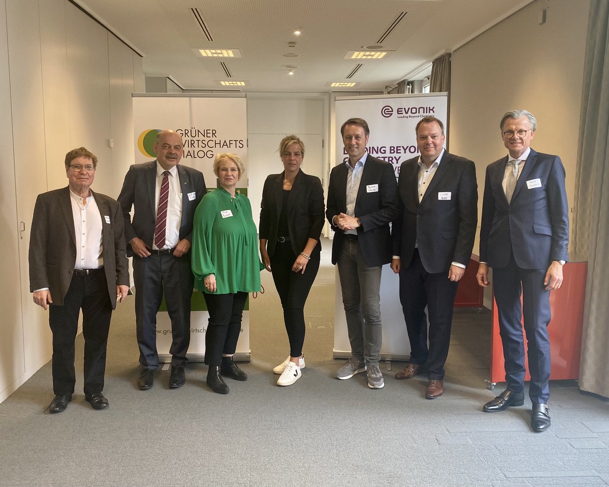 Miteinander reden statt übereinander: erneut war <a href="/MonaNeubaur/">Mona Neubaur</a> heute bei <a href="/Evonik_DE/">Evonik DE</a> im <a href="/chemieparkmarl/">Chemiepark Marl</a>, um mit Experten aus dem grünen Wirtschaftsdialog (<a href="/GrnWrtDlg/">Grüner Wirtschaftsdialog</a>) zu diskutieren. Zupackender Pragmatismus sei gefragt, damit die #Transformation klappt.