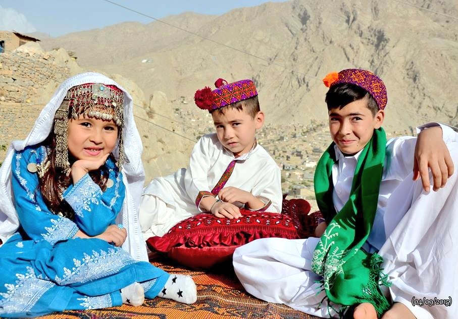 Hazara kids with their local cultural attire in Daikondi, Afghanistan. @QaniEsmat @_MoeenAli18 @GDI1415 @LailaKh84527792 @MajeedQarar @Azim95785897 @SabirShahHamid1 @poPvXn18KdgNk1E @TweetOfCivilian @FAZALAH75390112 @Aliwazirna50 @LailaKh84527792i @DrSamirBawar