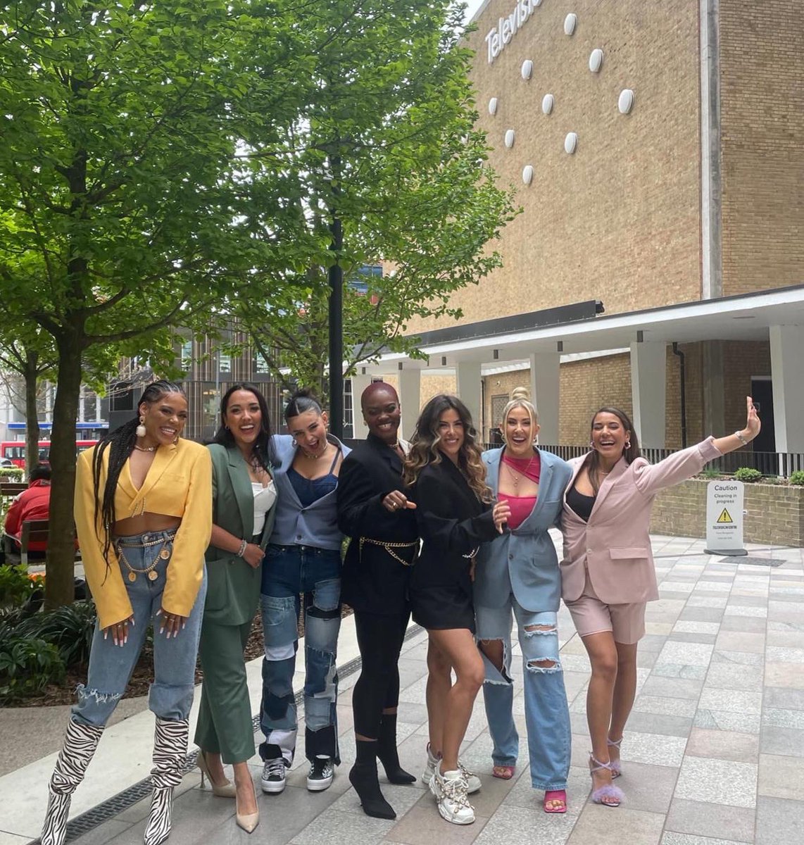 svnldn's tweet image. Thank you so much @thismorning for having us! So wonderful to meet the incredible @radioleary and our official 8th member @AlisonHammond SVN now stands for #soverynice 😍Thank you to everyone who tuned in to support us❤️