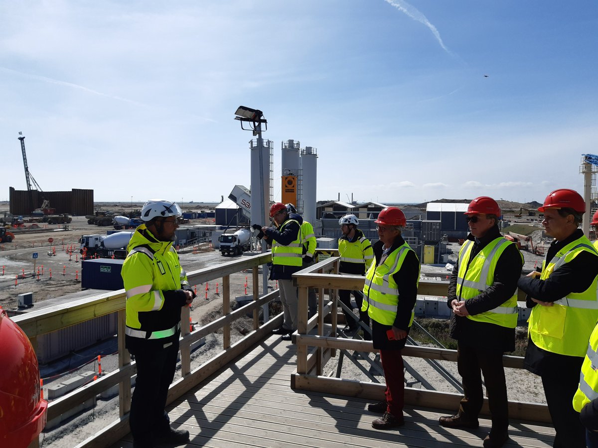 Wir waren heute unter anderem mit Vizepräses Willem van der Schalk in #Rodbyhavn und haben die Bauarbeiten der Festen #Fehmarnbeltquerung besichtigt. Seit 2021 wird hier auf beeindruckende Weise gebaut. Ein wichtiges Projekt für die Hamburger #Wirtschaft.