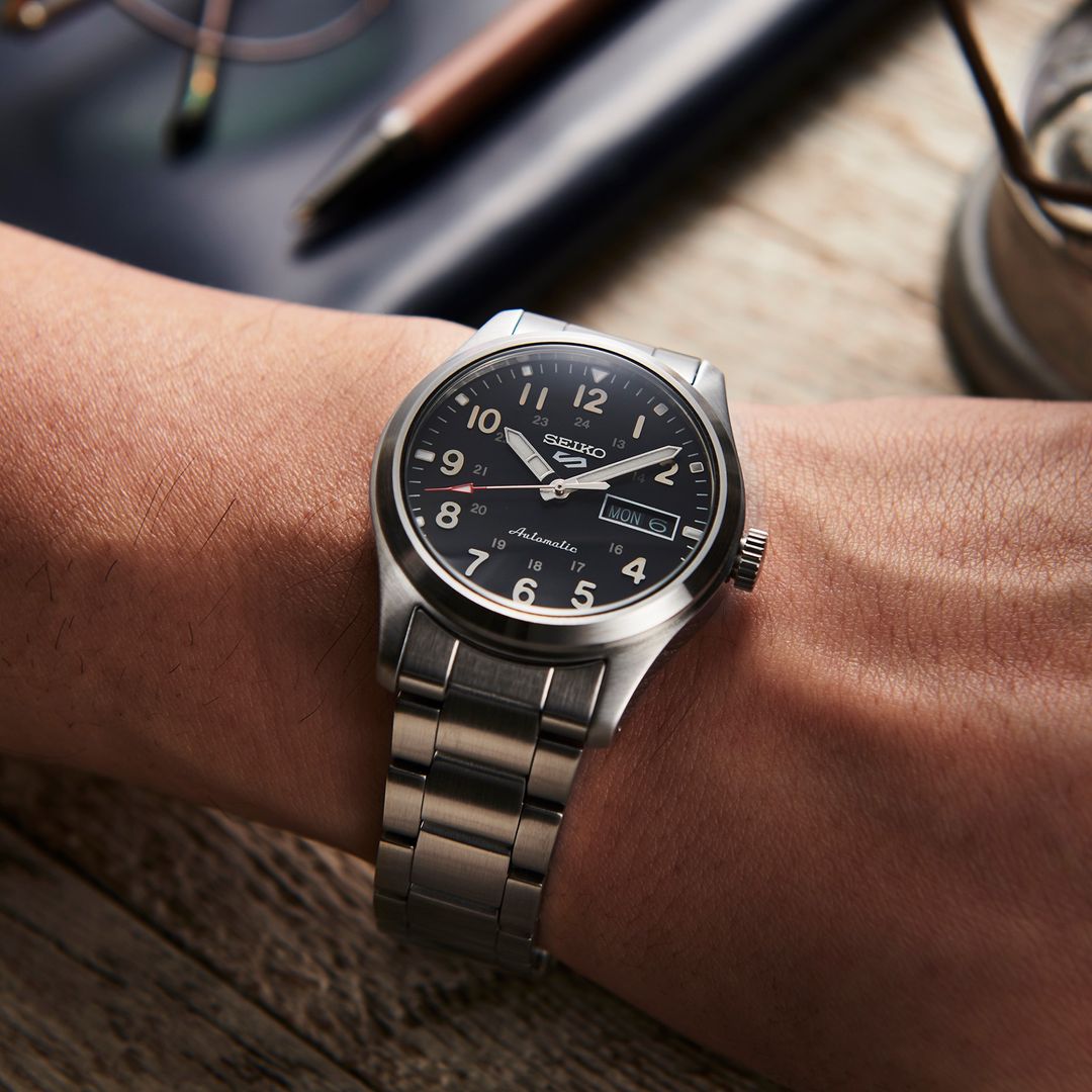 This <a href="/seikowatches/">SEIKO</a> 5 Sports timepiece was created with an ‘in the field’ military design- taking inspiration from a style originally called a ‘trench watch,’ created to be robust and reliable- echoing the Seiko 5 sports characteristics.

🛍 bit.ly/3F3o523

#seikowatches