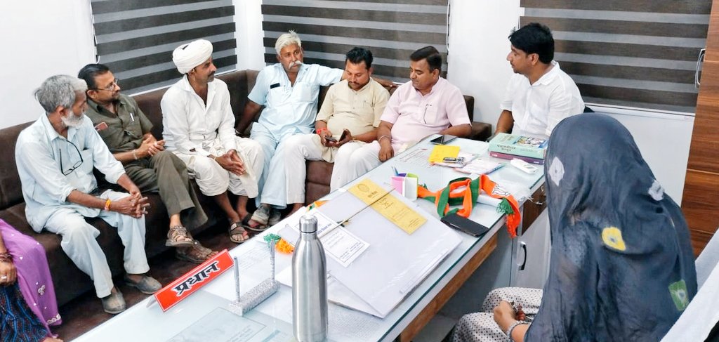 #रेवदर, प्रधान कार्यालय में आज भारतीय किसान संघ के प्रतिनिधि मंडल से मुलाकात हुई एवं माही बांध परियोजना, बिजली आपूर्ति, जलापूर्ति, सहित किसानों सम्बंधित समस्याओं पर चर्चा हुई।

<a href="/BJP4Rajasthan/">BJP Rajasthan</a> <a href="/DrSatishPoonia/">Satish Poonia</a> <a href="/BhajanlalBjp/">Bhajanlal Sharma</a> <a href="/BSBhatiInc/">Bhanwar Singh Bhati</a> <a href="/RajCMO/">CMO Rajasthan</a> <a href="/bjp_sirohi/">BJP Sirohi (मोदी का परिवार)</a> <a href="/Dmsirohi/">District Collector & Magistrate, Sirohi</a>