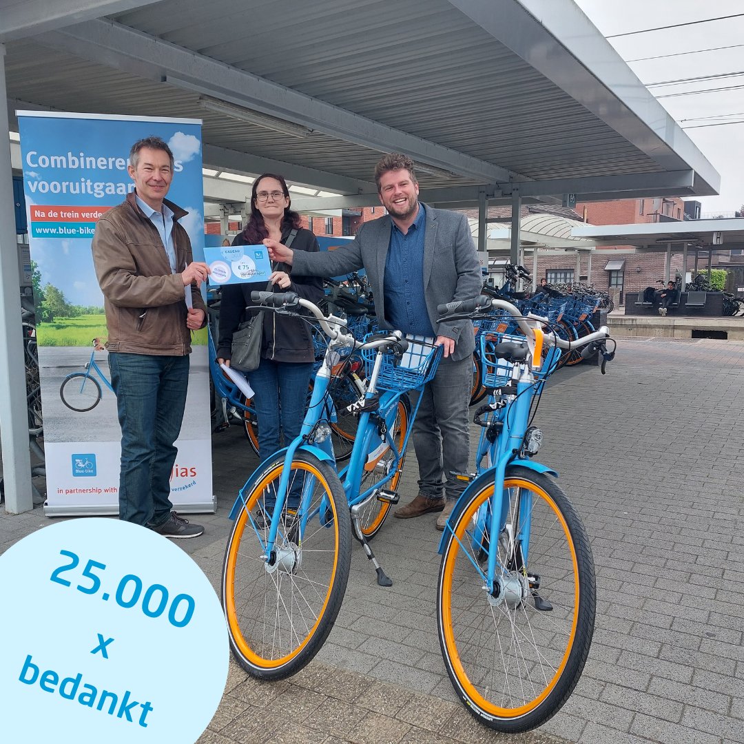 BlueBikeBelgium's tweet image. En toen waren we met 25.000! 🥳
Natalie uit Geel schreef zich onlangs in bij Blue-bike en mocht van ons een cadeaubon van een lokale fietsenwinkel ontvangen.
Ook Geels schepen voor mobiliteit en fietsbeleid Marlon Pareijn tekende present.
#bluebikebelgium
