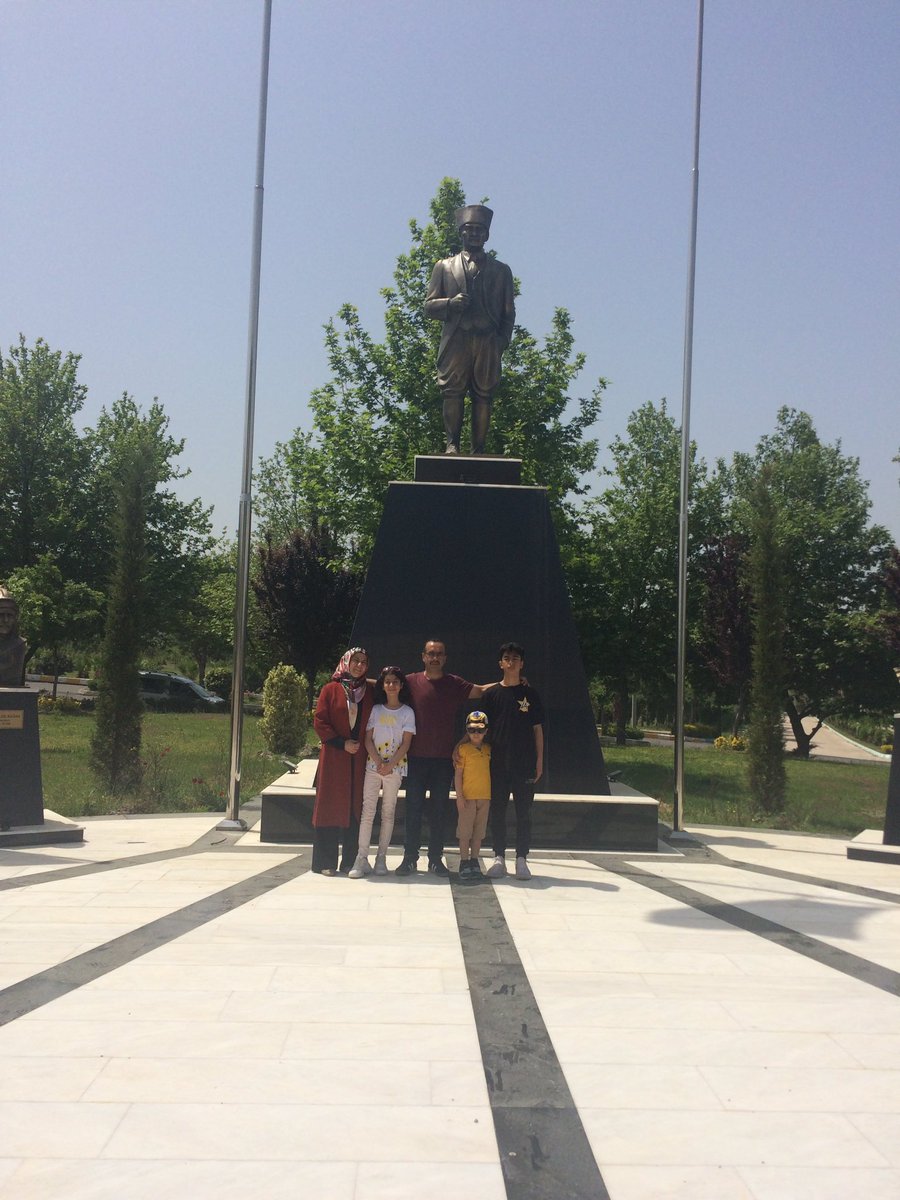 suleymanaksu's tweet photo. Mezun olduğum üniversiteyi 22 yıl sonra ailem ile ziyaret ettik. @korkutatauni #OKÜ #OMYO https://t.co/4NLDfcEbpS