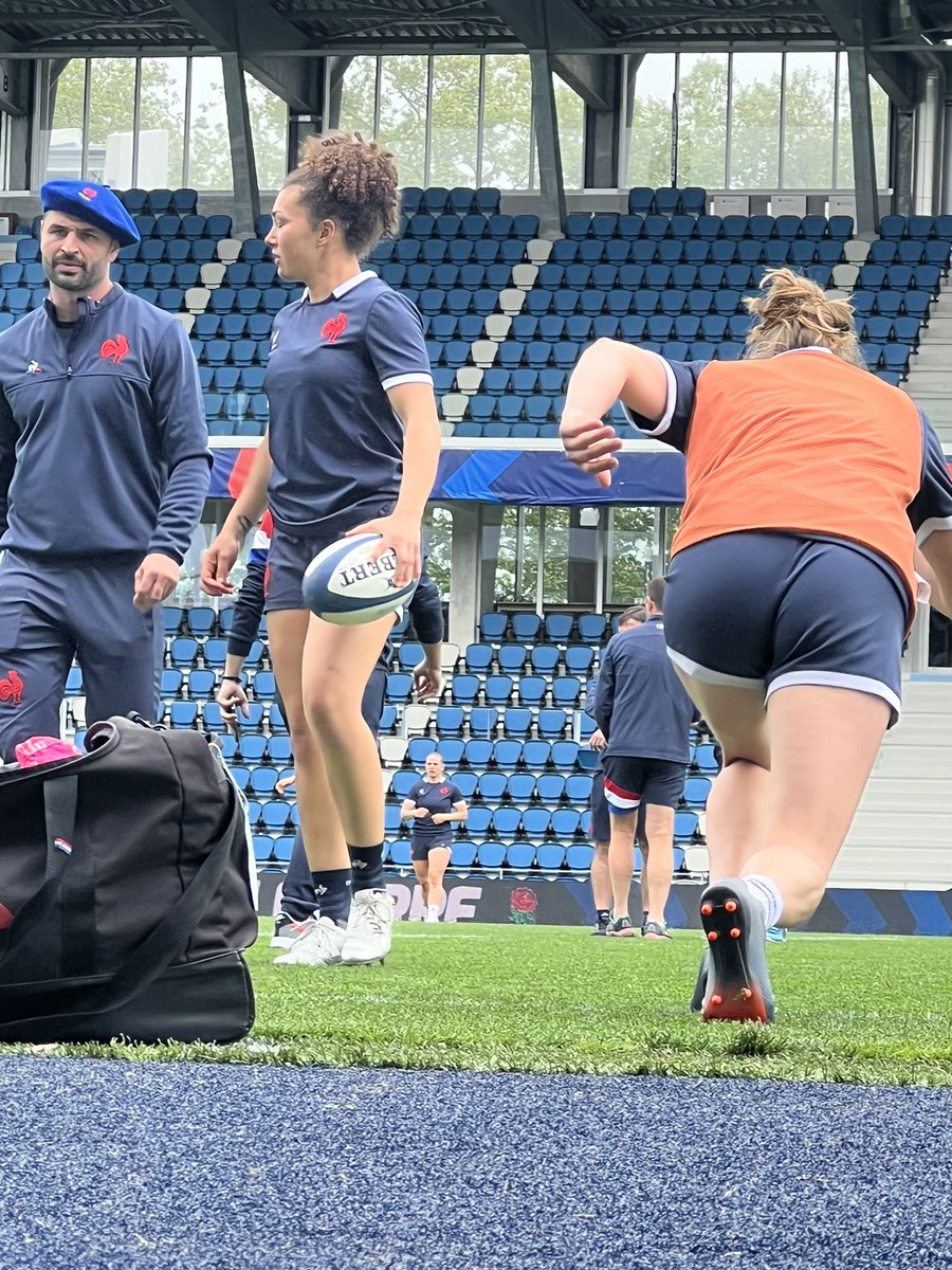 H-24 pour nos BleuEs. Capitain Run à Jean Dauger #NeFaisonsXV avec Laure Sansus et toutes les filles du #XVFF. #FRAANG #JAMAIS1SANS2GRANDCHELEM 😉😉😉⭐️🇫🇷🇫🇷🏉🏉<a href="/FranceRugby/">France Rugby</a>