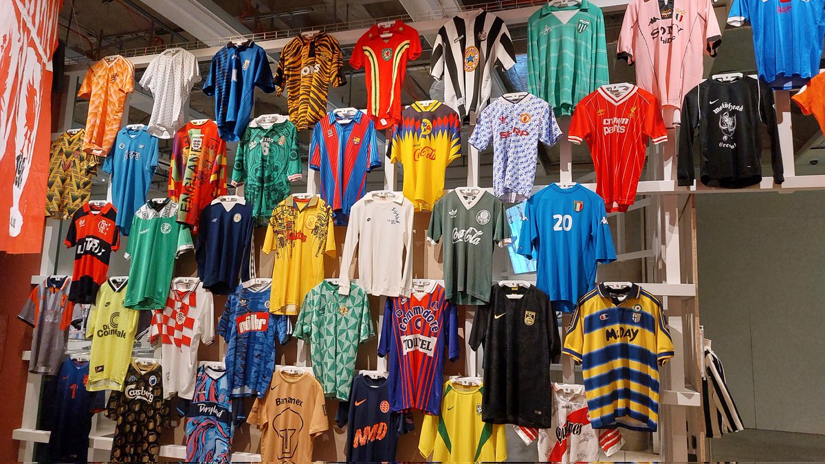 Tommy_Oldham1's tweet photo. I can think of far worse places to be spending my Friday afternoon. #footballkits #kitporn https://t.co/zMCQwNrHp0