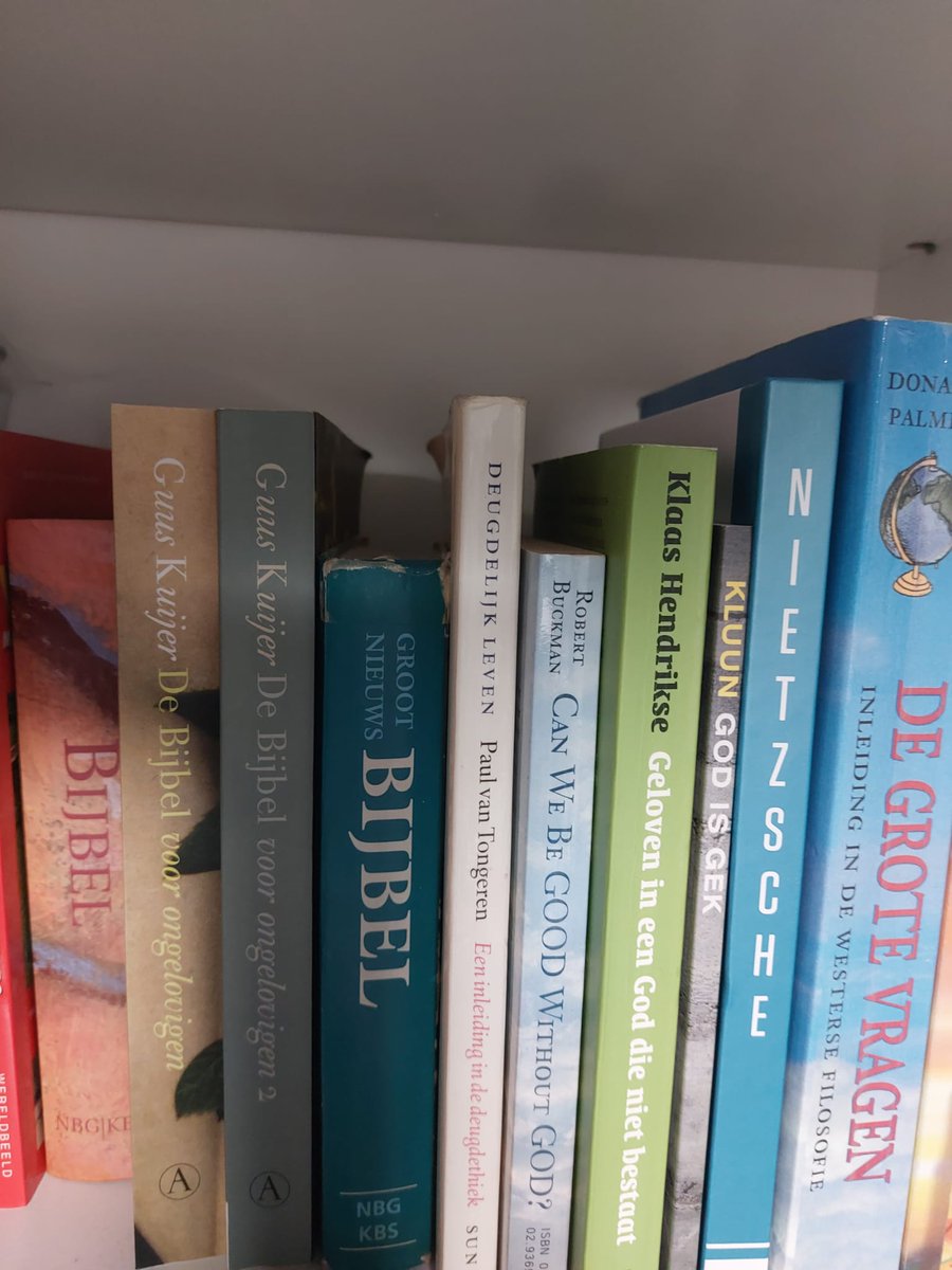 MargreethMedia's tweet photo. @GuusKuijer Ben er nog steeds niet helemaal uit of ze in de juiste categorie in mijn boekenkast staan. https://t.co/E99eQhuad2